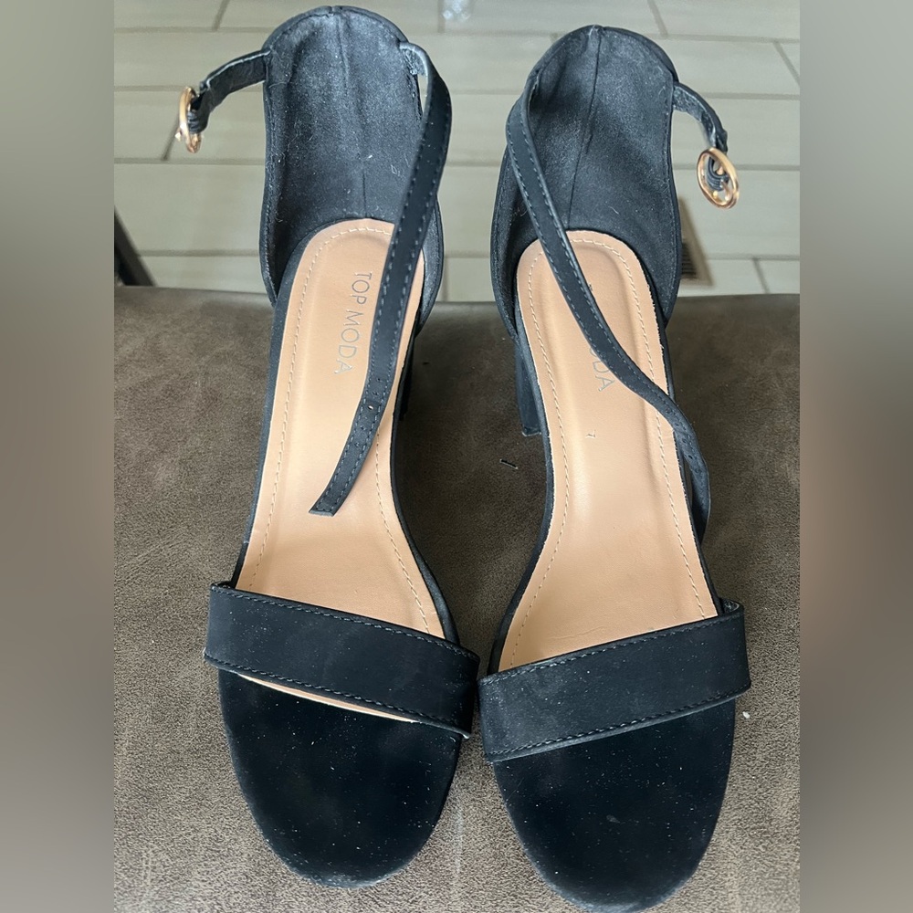 BLACK LOW HEELS